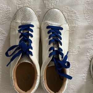 Sneakers lightly worn, size 7.